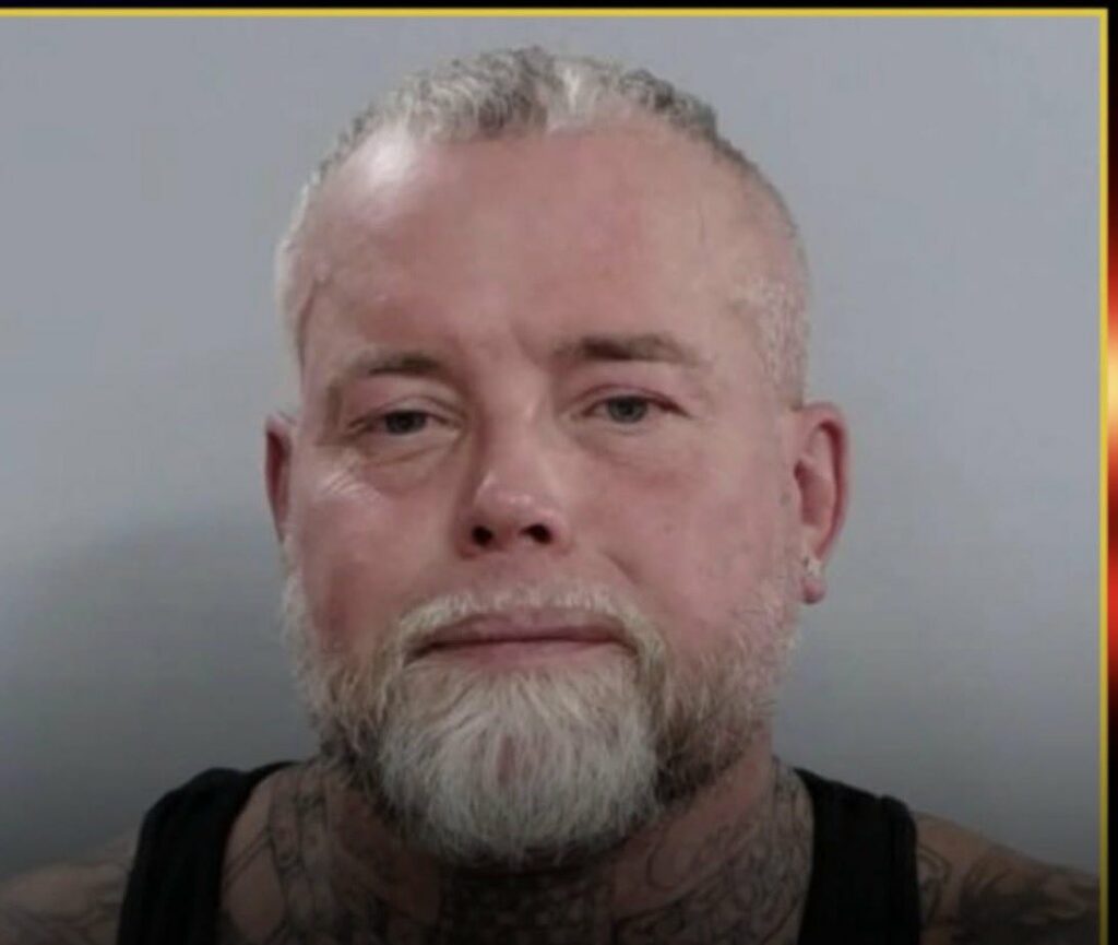 Farthing, de 51 años, fue detenido durante la madrugada del domingo en el estacionamiento de un Walmart en Georgetown, Kentucky
