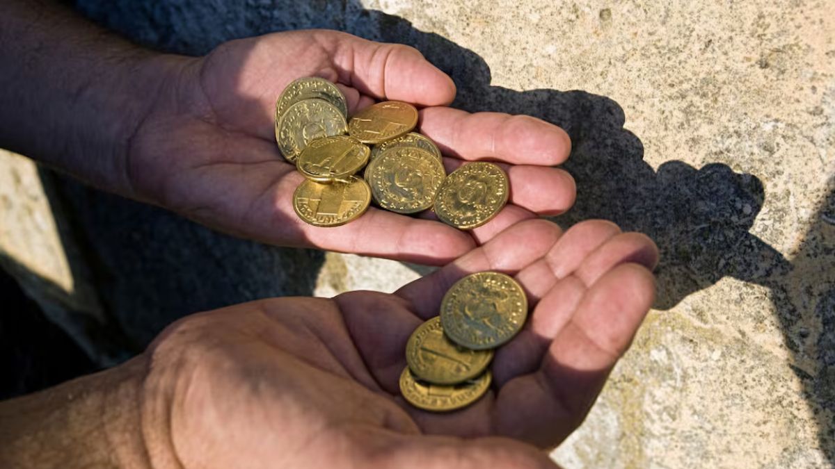 Paseaban por el bosque y encontraron una lata oxidada: dentro había casi 600 monedas de oro