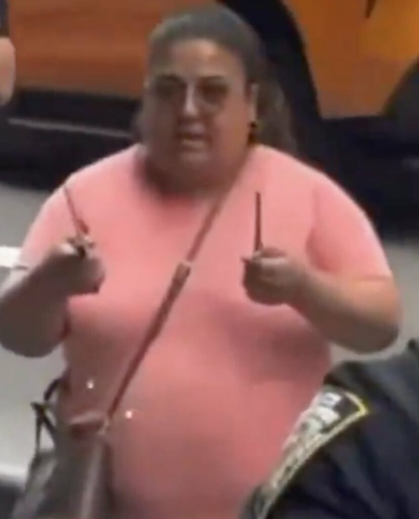 La Policía identificó a la presunta atacante como Pamela Cisneros López, de 49 años y residente de Queens.