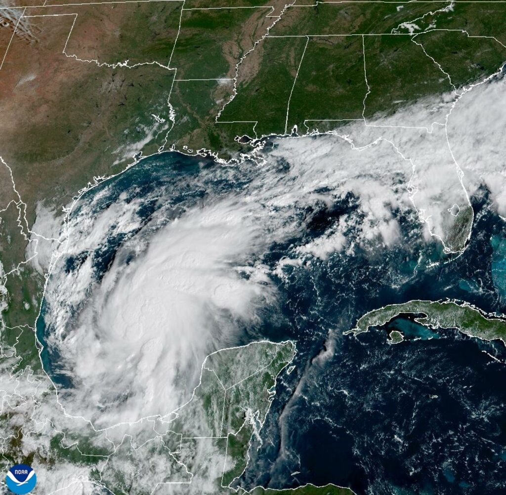 Isaías se intensifica a huracán categoría 1 en el golfo de México y amenaza con lluvias
