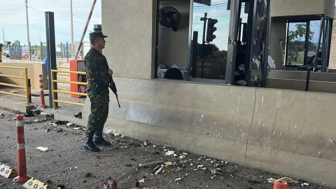 Así quedó el peaje en donde criminales pusieron carro bomba en Colombia