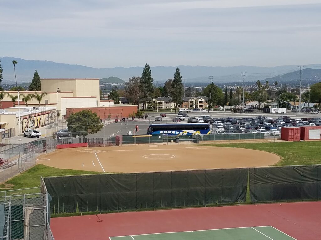 California- arrestan a dos adolescentes acusados de planear un tiroteo escolar