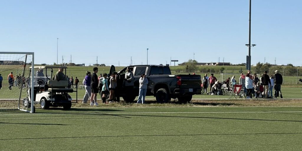 Conductor irrumpe en un campo de fútbol en Kansas: mueren un niño y un adulto