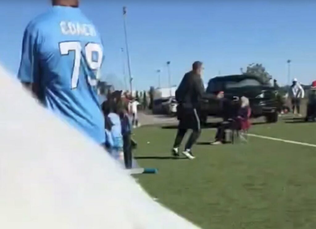 Conductor irrumpe en un campo de fútbol en Kansas: mueren un niño y un adulto