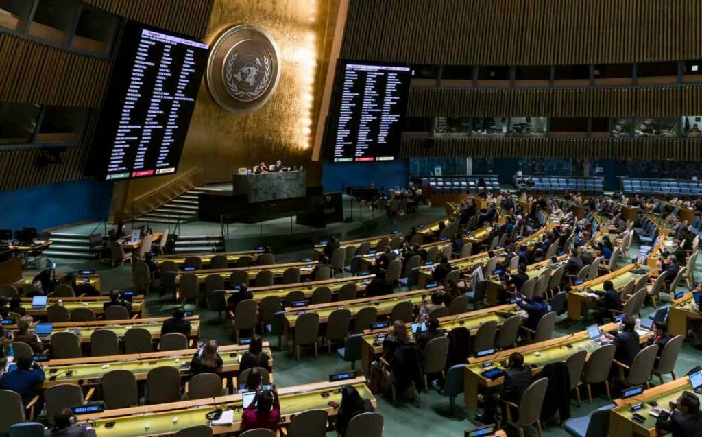 La Asamblea General debate anualmente desde 1992 esta cuestión a petición de Cuba y suele aprobar un texto que reclama el levantamiento del embargo estadounidense