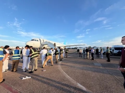 Secretario de Seguridad Estados Unidos inspecciona deportación de 100 salvadoreños