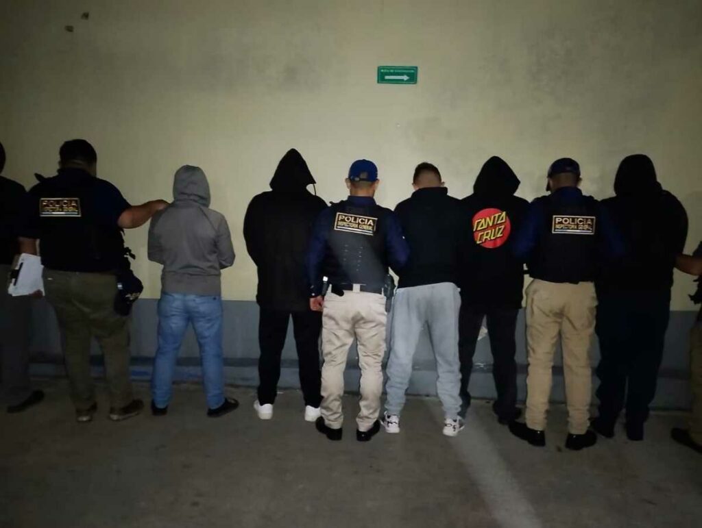 El Ministerio de Gobernación (Interior) guatemalteco detalló en un comunicado de prensa que los policías fueron capturados tras una “investigación interna” por irregularidades en su actuación.