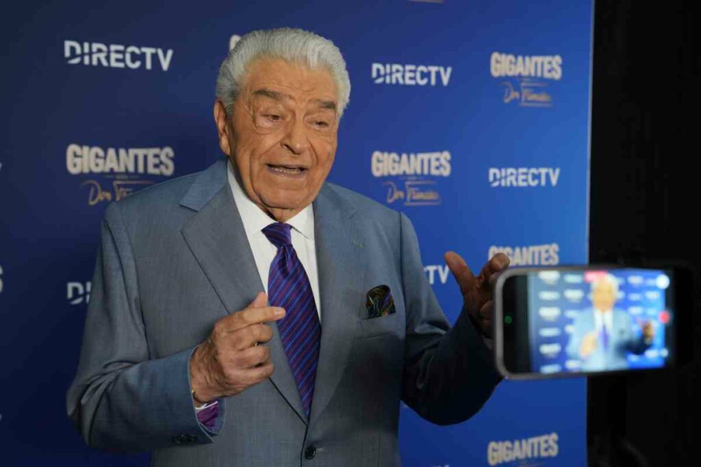 “Esta es una faceta en una edad avanzada en la que yo quisiera combinar el hoy con el recuerdo y la evocación del ayer”, expresa el conductor, de 85 años
