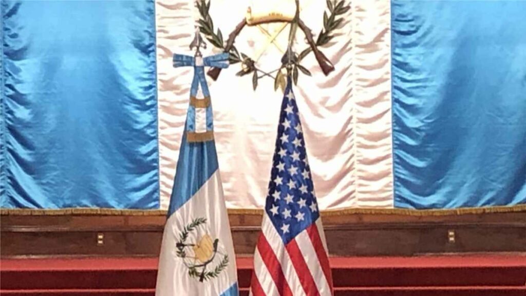 “Los guatemaltecos merecen calles seguras y autoridades honestas. Pero, mientras tanto, la alcaldesa de Zacapa, Xiomara Ovalle, celebra una 'narcoquinceañera' de lujo valorada en millones”, expuso la misión diplomática.