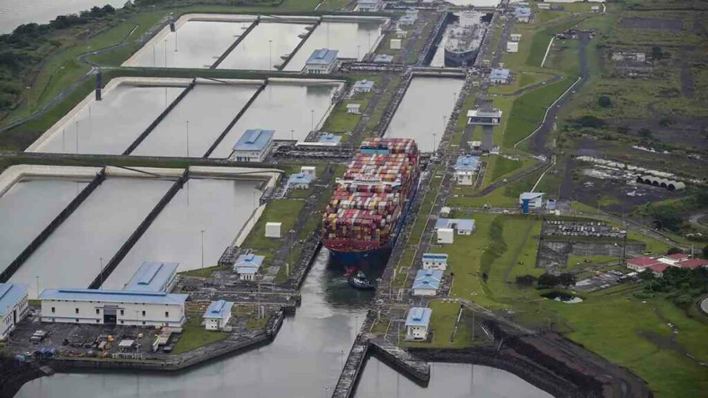 El Canal, por el que pasa entre el 3 % y el 5 % del comercio mundial, indicó en un comunicado que activó los protocolos de emergencia y sus equipos técnicos inspeccionan las instalaciones para identificar eventuales afectaciones