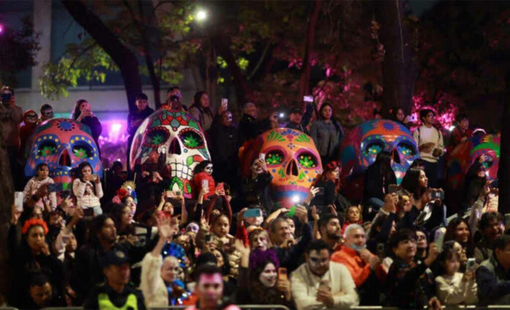 Altares, calaveras y catrinas decoran hogares alrededor del mundo y esta semana se prevén desfiles en ciudades como Madrid, Nueva York y Tokio.