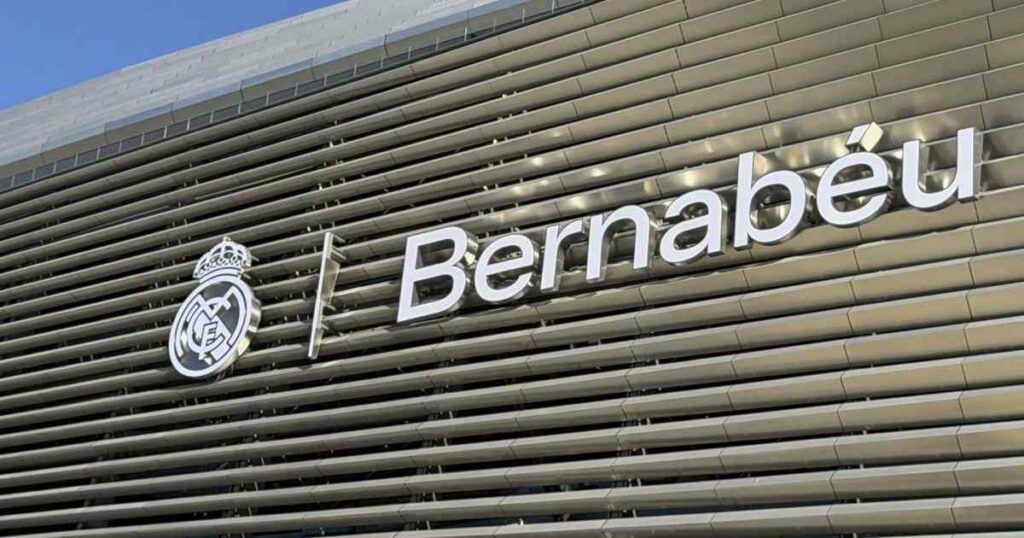 Lo más llamativo de esta denominación es que desaparece el nombre completo, Santiago Bernabéu