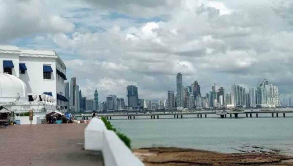 Previamente, el Sistema de Alerta de Tsunamis de Estados Unidos emitió una amenaza de tsunami para la costa pacífica de Colombia, Ecuador, Guatemala y Nicaragua, tras el movimiento telúrico.