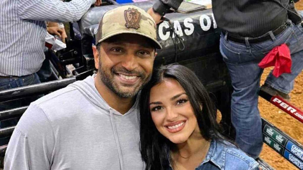Según medios estadounidenses, la pareja se conoció en 2022, en un evento en la casa del cantante de country John Rich en Nashville, ciudad donde ella vivía en ese momento, y mantuvieron una relación a distancia durante un tiempo.