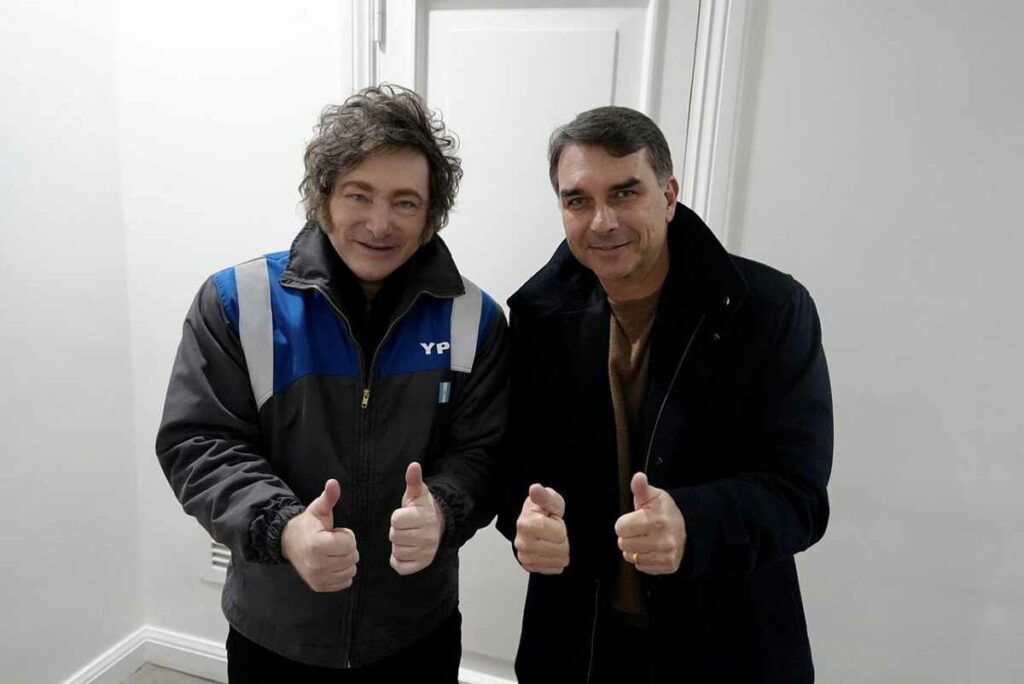 Los medios argentinos anticiparon la posible fuga de Bolsonaro a través de este país, a lo que las autoridades migratorias respondieron que no existían registros del ingreso de Bolsonaro a Argentina.