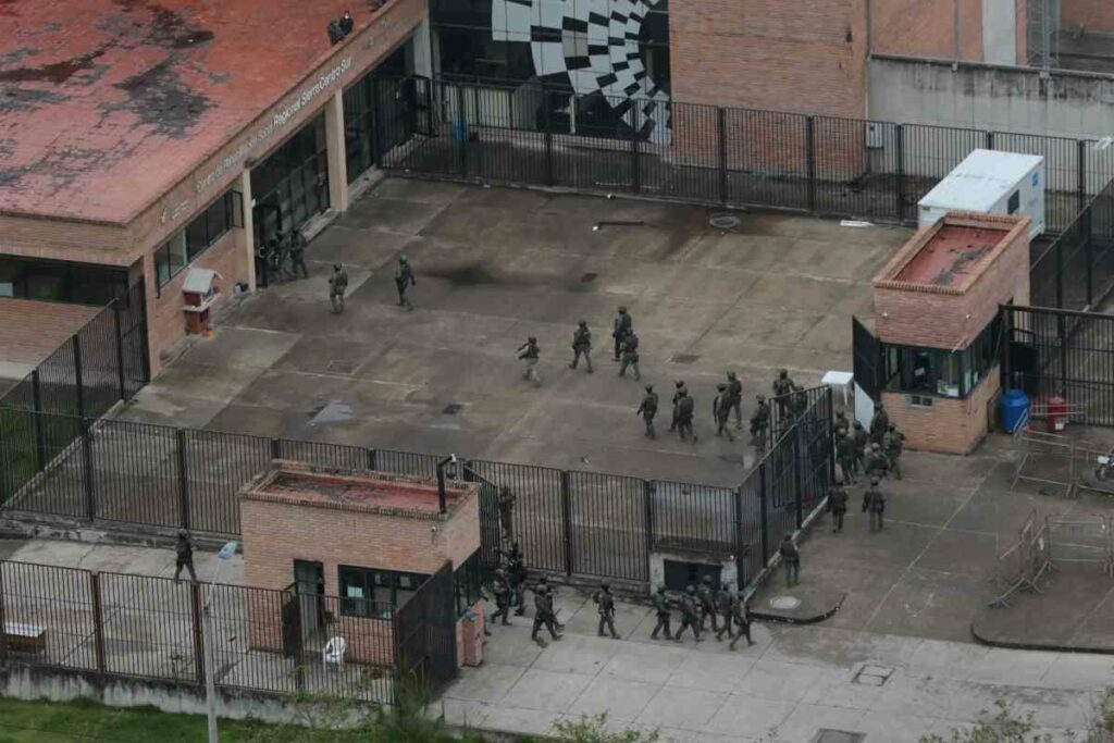 El agujero da a un ducto que se utiliza para poner tuberías y que, según el jefe policial, solía ser usado anteriormente por los reclusos para ocultar objetos prohibidos.