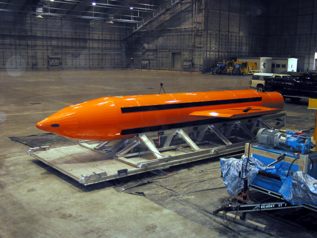 Estados Unidos considera atacar Irán con la "Madre de Todas las Bombas"