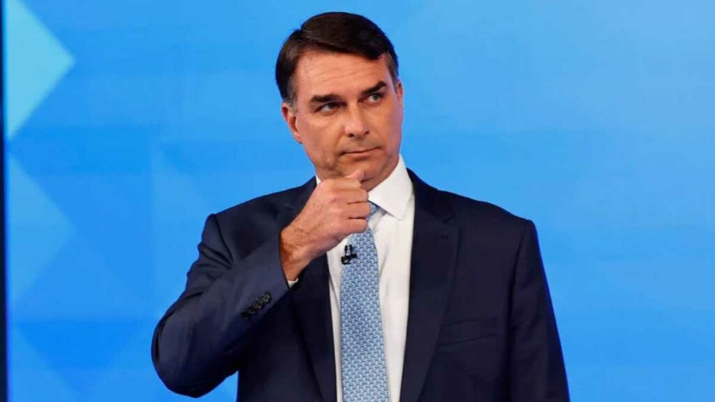 De esta forma, el candidato ultraderechista hizo una alusión al meñique que el ahora presidente perdió en un accidente laboral cuando tenía 17 años de edad y trabajaba como tornero mecánico en una fábrica.