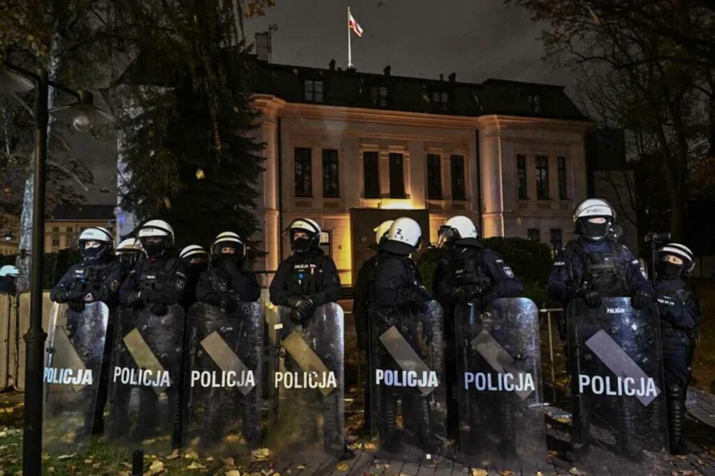 Según informó la policía de Varsovia, tres personas fueron detenidas por saltar la valla e irrumpir en el recinto, mientras los agentes contienen a los manifestantes.