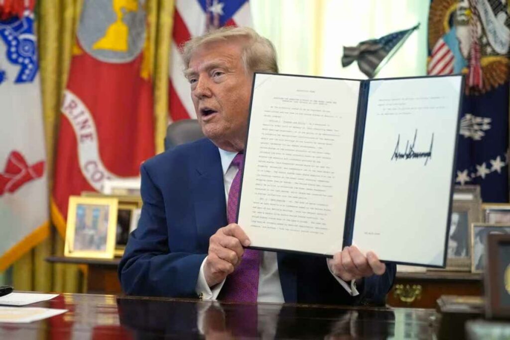 Cuando Trump volvió a la Casa Blanca en enero de 2025 anunció que ya no defendería esta política migratoria de la era Biden que permitía cerrar expedientes para reducir cargas de trabajo en cortes de inmigración