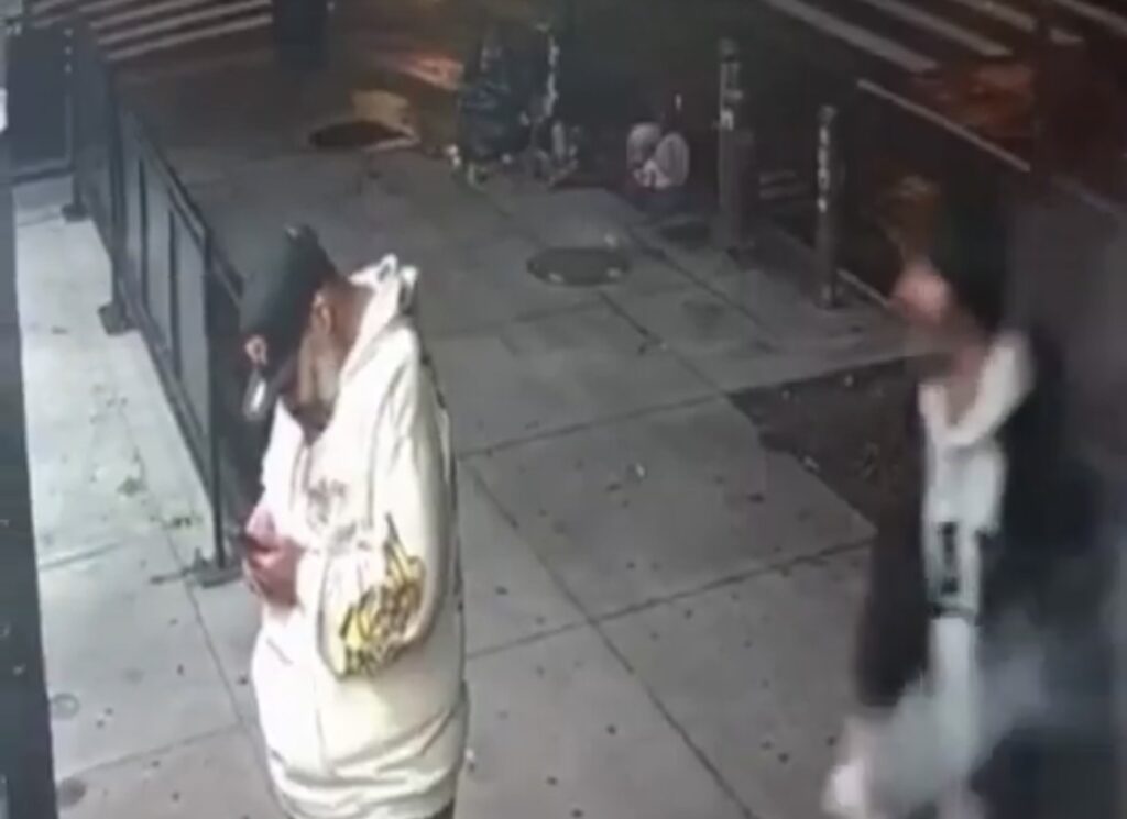 Le arrojan líquido al rostro sin aviso: video capta brutal ataque en Nueva York