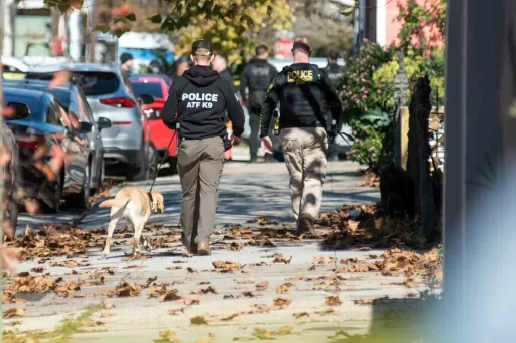 En marzo de 2023, un equipo de operaciones especiales (SWAT) ingresó en una vivienda para detener a un sospechoso que no tenía relación alguna con el músico mexicano.