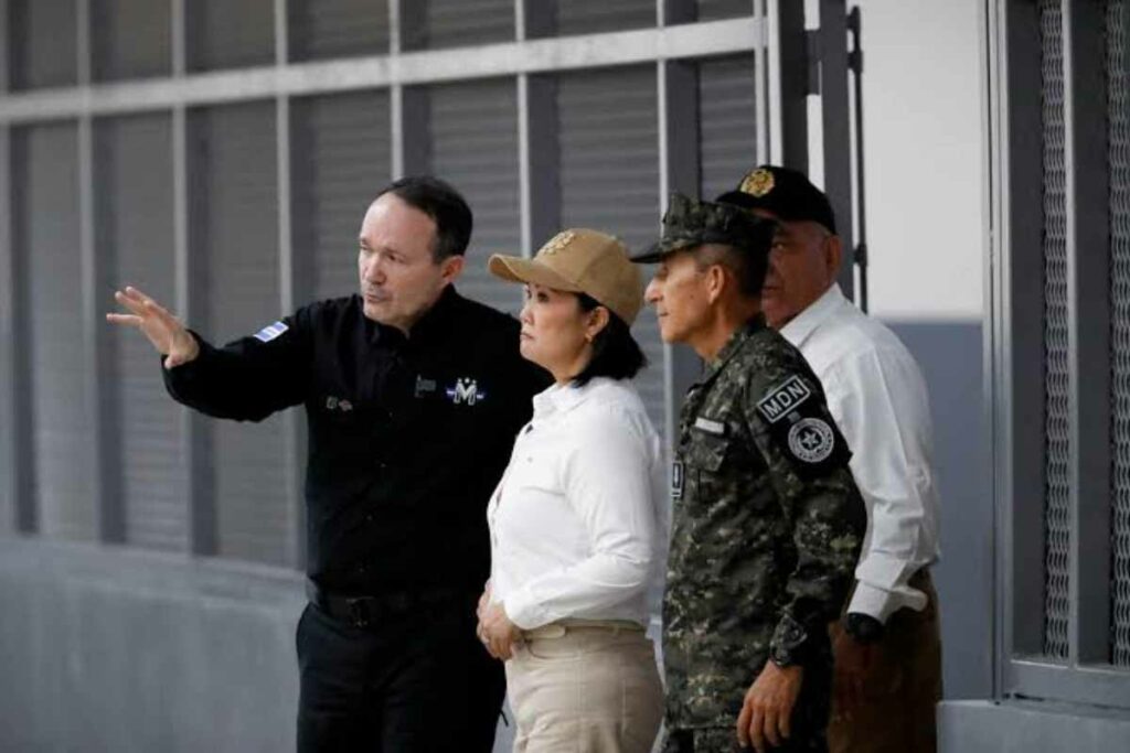 Fujimori, cuya visita responde a una invitación de Bukele, recibió de parte del ministro de Justicia y Seguridad salvadoreño, GustavoVillatoro, un documento con información “del proyecto de seguridad pública de El Salvador, modelo Bukele”.