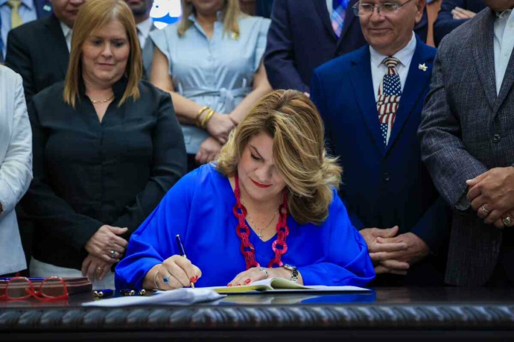 “Con esta firma, cumplimos con el compromiso de nuestro programa de Gobierno de priorizar la estadidad y honrar la voluntad de nuestra gente expresada en las urnas”, afirmó la gobernadora de Puerto Rico, Jenniffer González