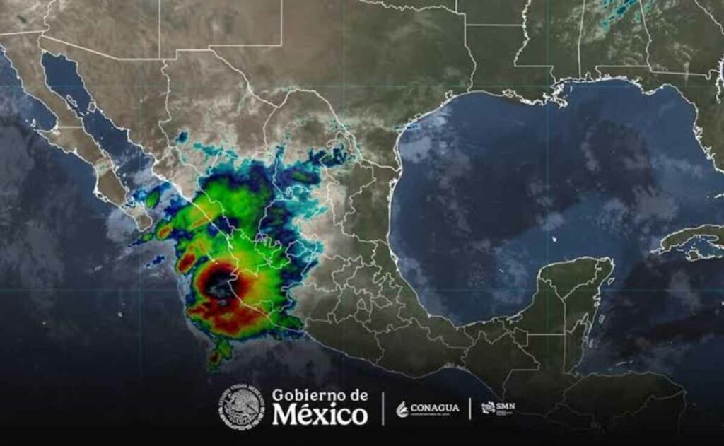 Mientras avanza por aguas del océano Pacífico frente a las costas de Jalisco y Nayarit, alertó la Comisión Nacional del Agua (Conagua).