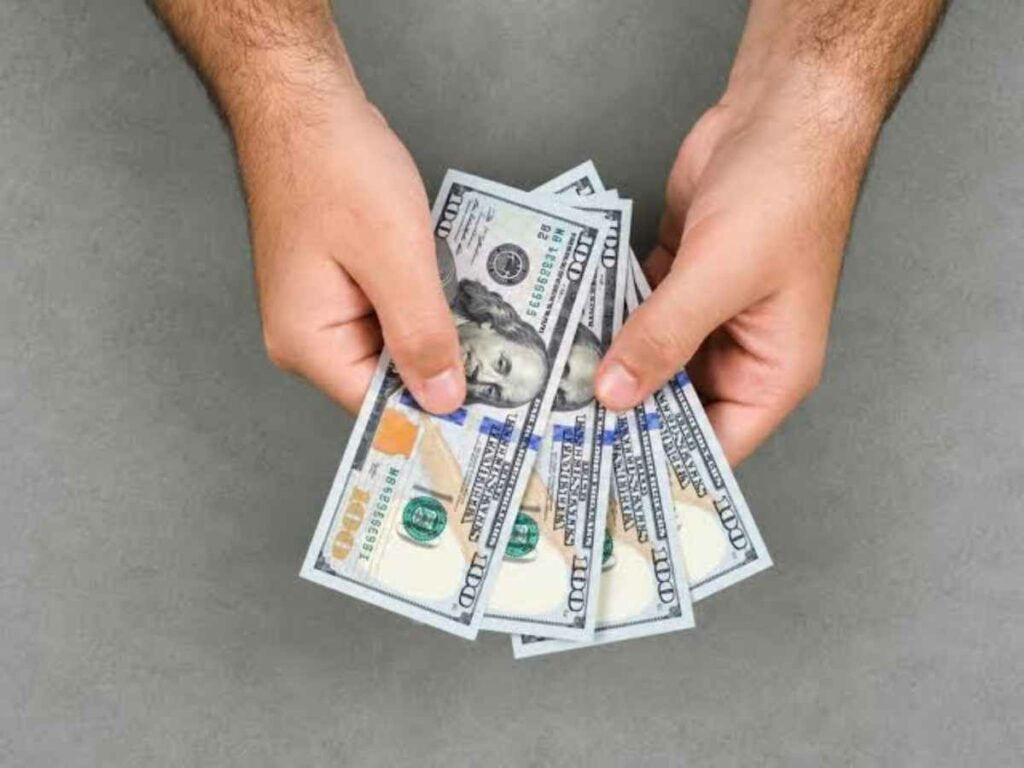 Las remesas representan un 24 % del producto interno bruto (PIB) de El Salvador y constituyen la principal fuente de divisas por encima de las exportaciones, la inversión extranjera y el turismo.