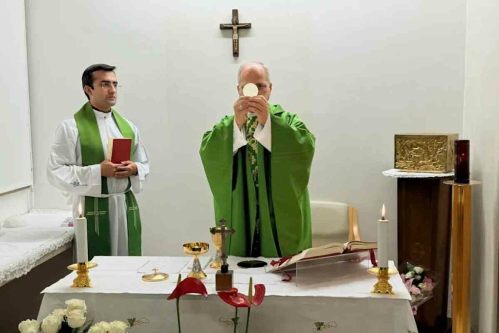 Tras cinco de días de hospitalización, el pontífice regresará al Vaticano a primera hora de la tarde y “mañana rezará el ángelus desde la ventana de los aposentos papales”.