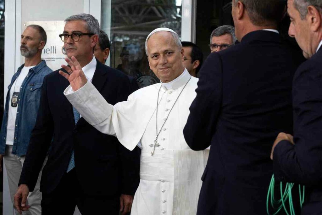Antes de subir al auto que lo trasladó al Vaticano, Robert Prevost se detuvo incluso unos minutos para conversar con una niña ucraniana de 13 años curada de un cáncer y que regaló al papa una foto con él de un anterior encuentro