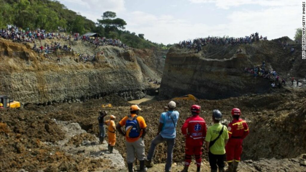 Derrumbe en mina de oro ilegal deja 14 muertos en Colombia