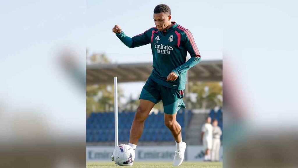 El Real Madrid informó que el jugador trabajó durante la jornada vespertina tanto en el interior de la Ciudad Deportiva como sobre el césped de los campos de entrenamiento, donde trabajó con y sin balón.