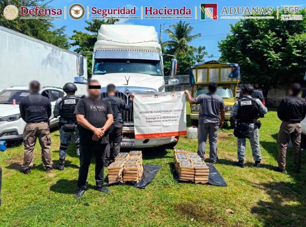 El operativo se llevó a cabo en el municipio de Huixtla, en el Centro de Atención Integral al Tráfico Fronterizo, donde agentes aduaneros detectaron irregularidades en los tanques de combustible del vehículo mediante un equipo móvil de rayos X.