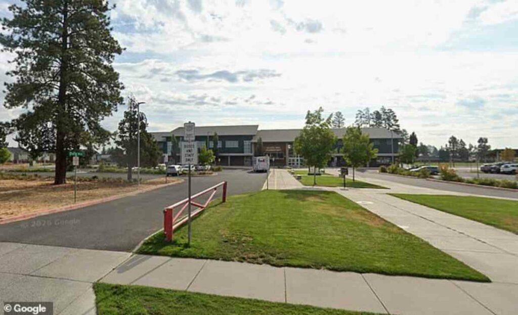 La Policía de Bend recibió la primera llamada de alerta a las 12:59 horas del jueves, luego de que se reportaran disparos en la escuela primaria Silver Rail.