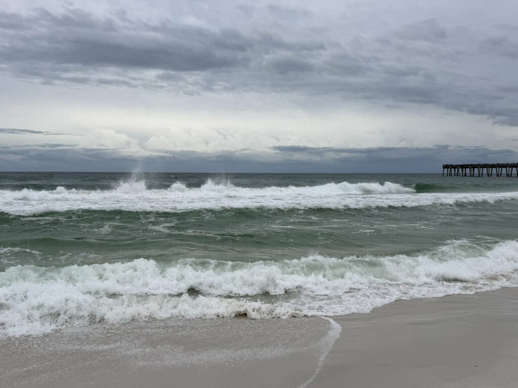 OLAS EN PENSACOLA ANTE LA LLEGAD DE ISAIAS