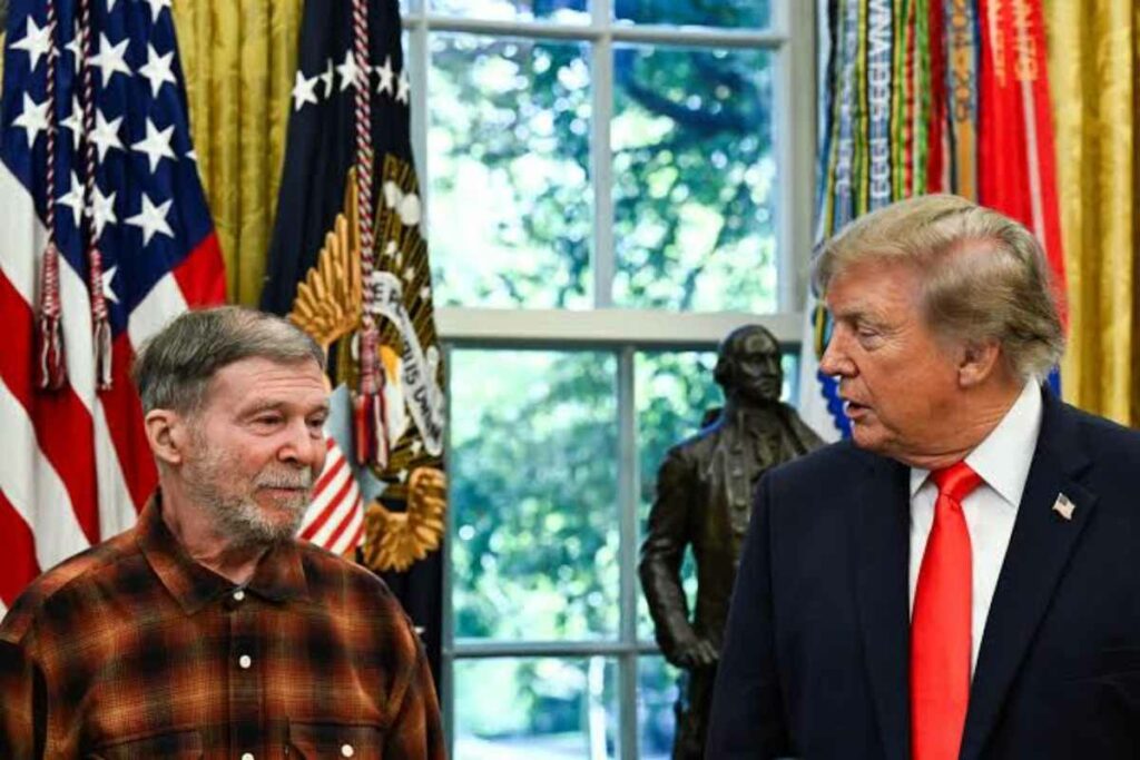 “Es un honor tenerte aquí, junto a tu familia”, dijo Trump durante el encuentro, en el que describió a Hubbard como alguien a quien quería traer de vuelta a Estados Unidos.