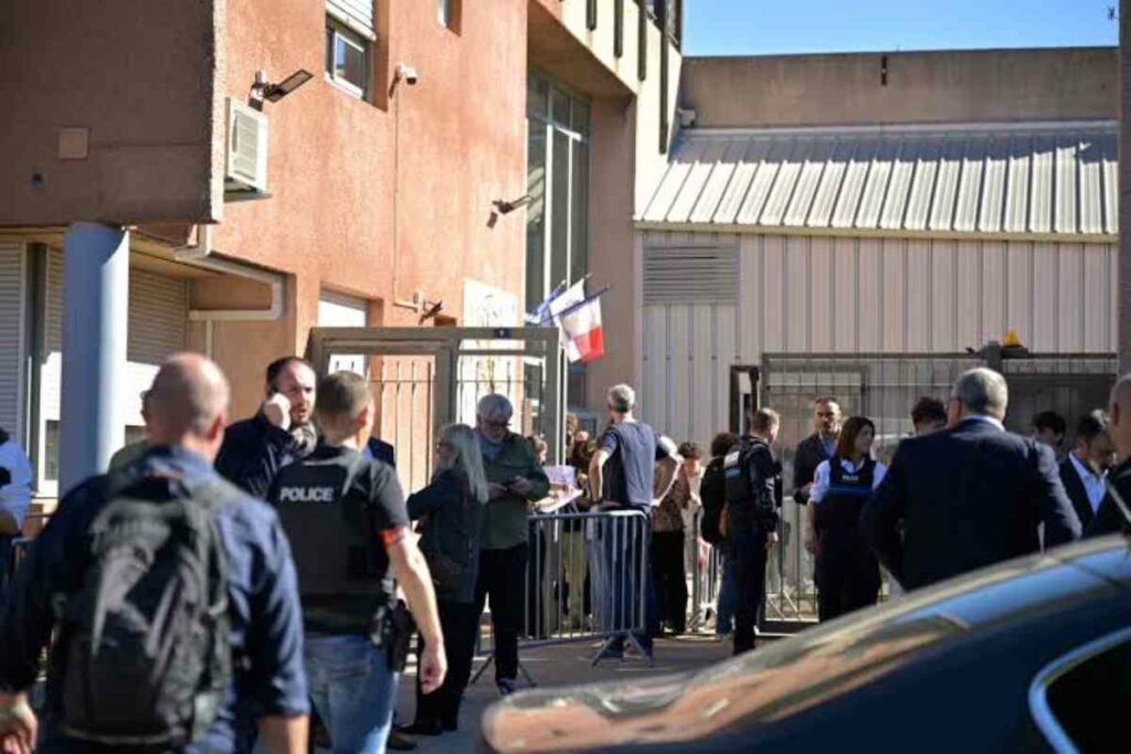 El tiroteo ha generado una enorme conmoción en Francia, en una semana en la que los centros educativos están en convulsión por las protestas estudiantiles contra las condiciones educativas