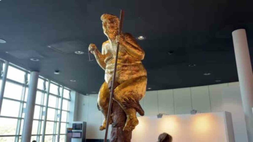 La estatua, que se eleva dos metros y medio incluyendo su soporte, está hecha de cobre y recubierta de oro de 23 quilates.