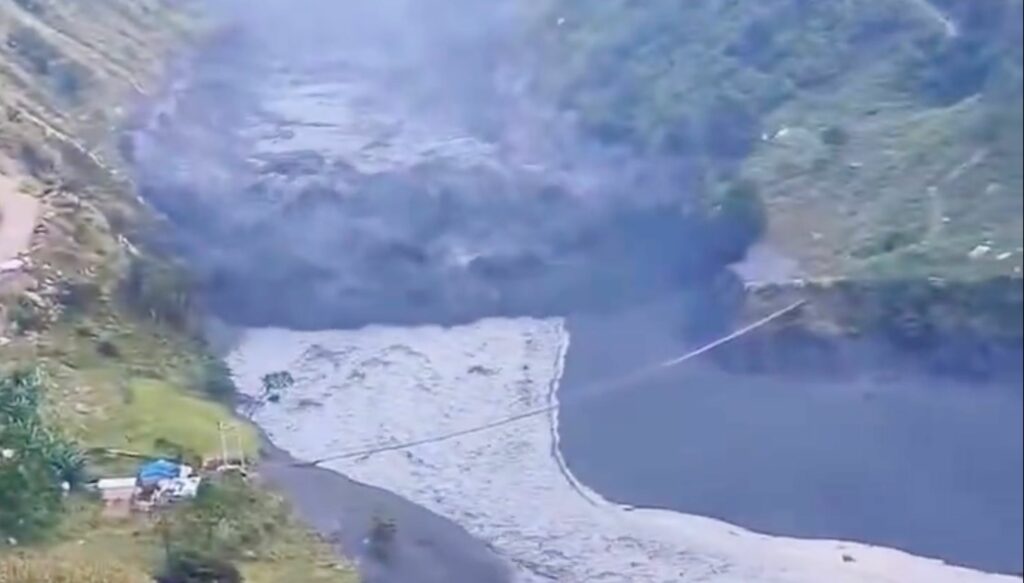 Un río se desborda en Nepal, arrasa unas 40 casas y deja cinco desaparecidos