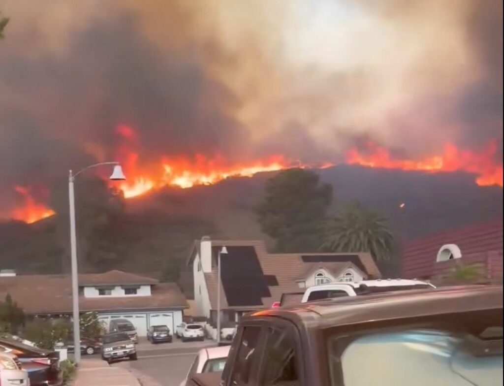 Incendio en California arrasa casas de lujo y obliga a evacuar por su rápido avance