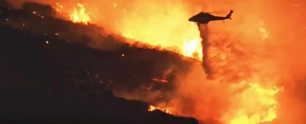 Incendio en California arrasa casas de lujo y obliga a evacuar por su rápido avance