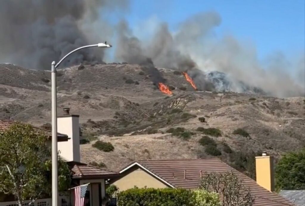Se esperaba que los vientos alcanzaran su punto máximo el viernes en ese condado. Sin embargo, el calor y la baja humedad mantenían elevado el riesgo de incendios durante el fin de semana.