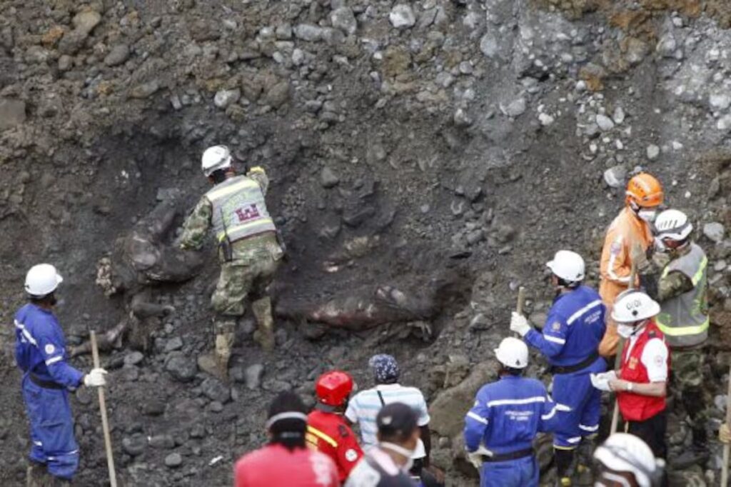 Derrumbe en mina de oro ilegal deja 14 muertos en Colombia