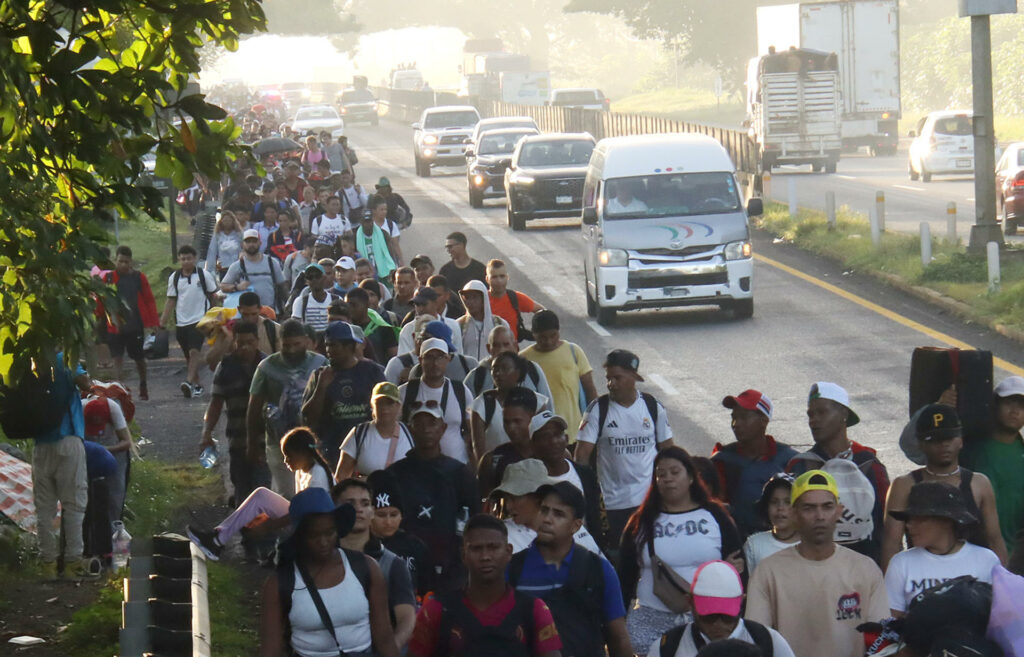 EE.UU. sanciona a organizadores de caravana de migrantes que se dirige a su frontera