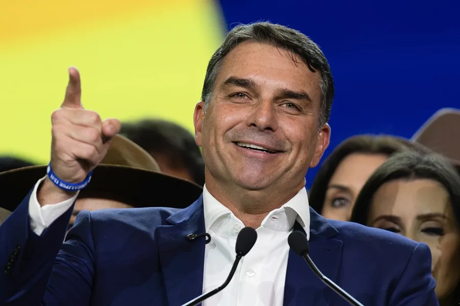Flávio Bolsonaro, el candidato que quiere gobernar Brasil a la sombra de su padre