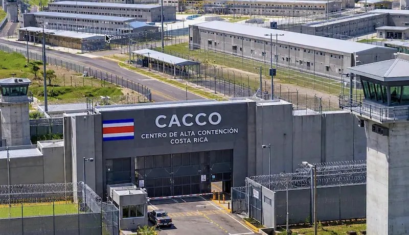 Rapados y con uniformes naranja, Costa Rica comienza el traslado de presos a su megacárcel