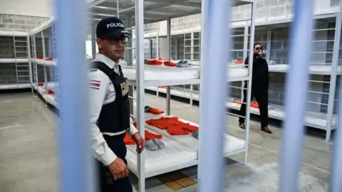Rapados y con uniformes naranja, Costa Rica comienza el traslado de presos a su megacárcel