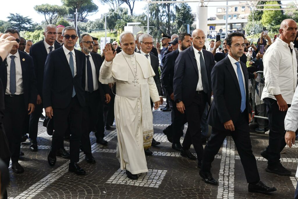 El papa entró andando al hospital acompañado de sus secretarios y médico personal
